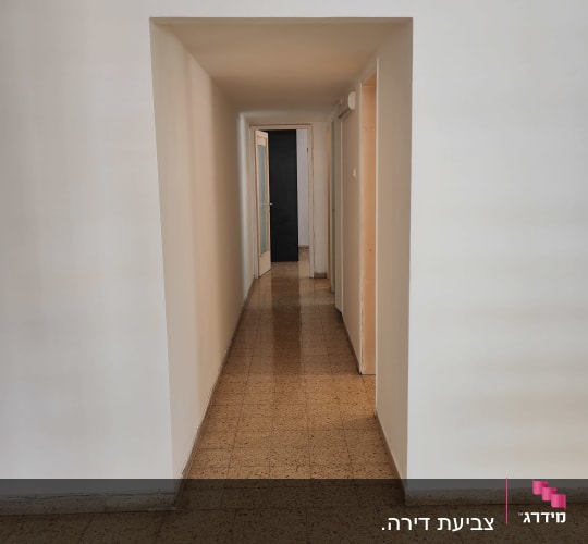 מסדרון עם קירות צבועים ורצפת אריחים